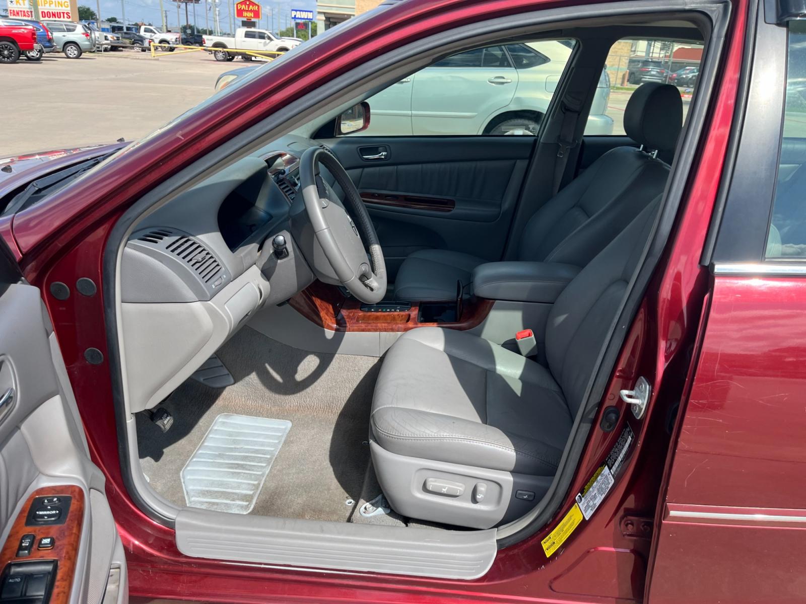 2006 red /TAN Toyota Camry LE V6 (4T1BF30KX6U) with an 3.0L V6 DOHC 24V engine, 5-Speed Automatic Overdrive transmission, located at 14700 Tomball Parkway 249, Houston, TX, 77086, (281) 444-2200, 29.928619, -95.504074 - Photo #8